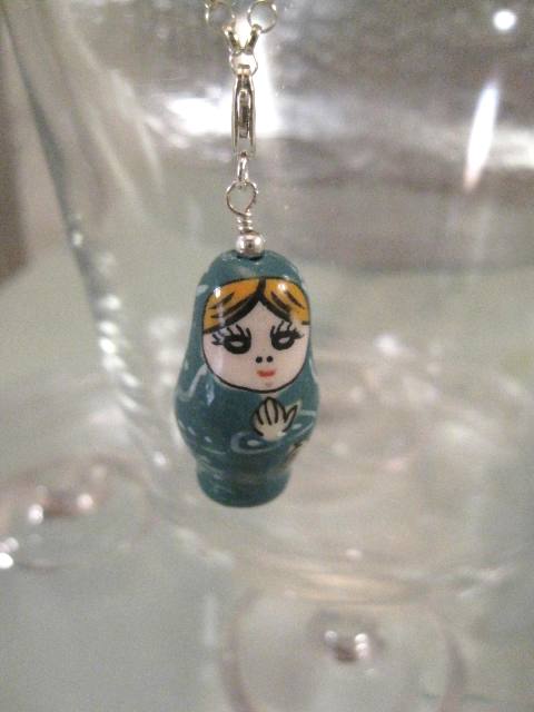 Berlock med karbinlås - Porslinsdocka/Babushka/Grön