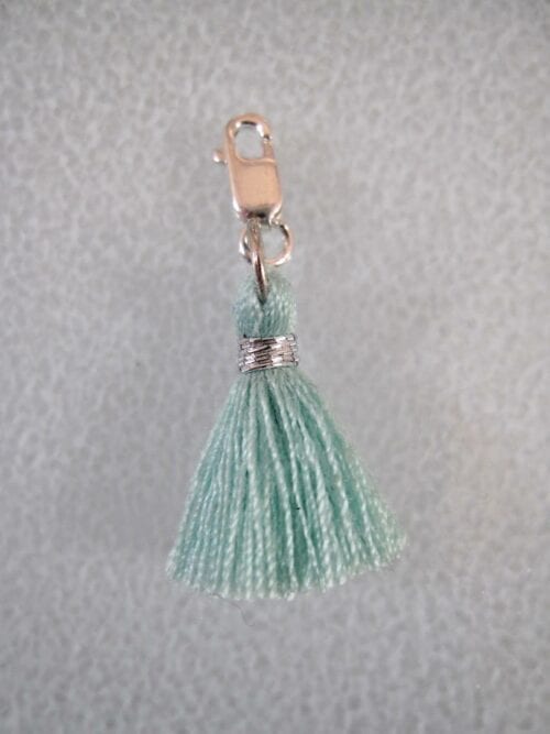 Berlock med karbinlås - Tofs/Grön