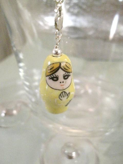 Berlock med karbinlås - Porslinsdocka/Babushka/Gul