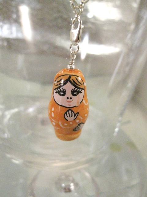 Berlock med karbinlås - Porslinsdocka/Babushka/Orange