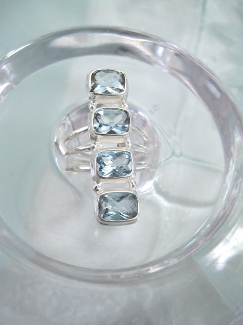 RingTopasBlaFasett4Kanter