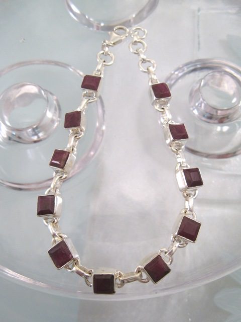 ArmbandRubinerFasettKant