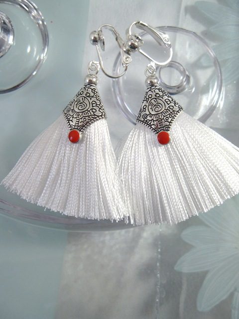 OrhangenClipsSilkesTofsarVit