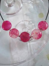 Agater på läderrem halsband - Rund/Ådrade/Rosa