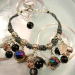 Berlock armband i Tibetanskt silver - Boho/Löv/Pärlor