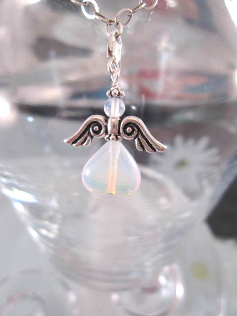 Berlock med karbinlås - Ängel/Månad Oktober - Opalit