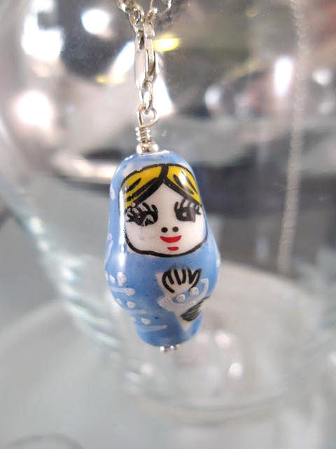 Berlock med karbinlås - Porslinsdocka/Babushka/Blå