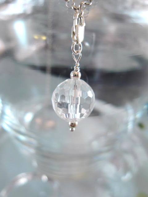 Berlock med karbinlås - Pärla/Bergskristall/Fasett