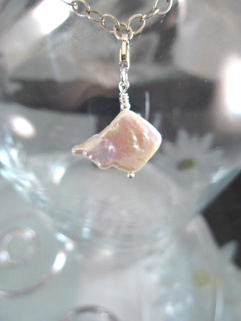 Berlock med karbinlås - Biwapärla/Kant/Sötvattenspärla