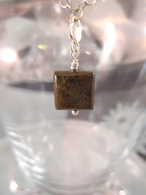 Berlock med karbinlås - Kant/Bronsit