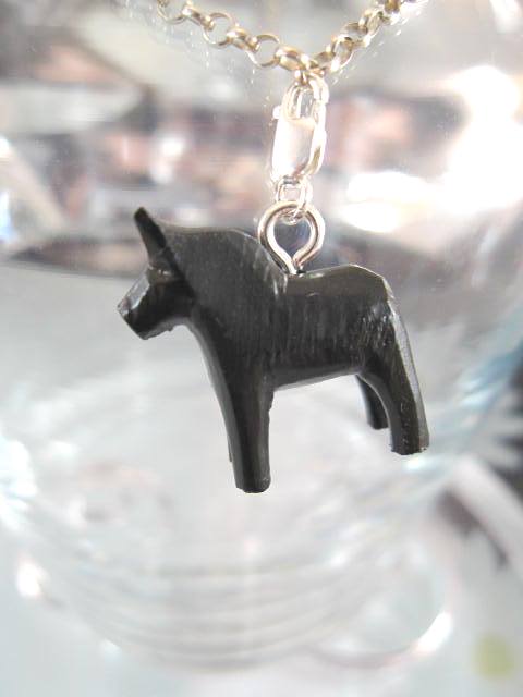 Berlock med karbinlås - Djur/Dalahäst/Svart/3D