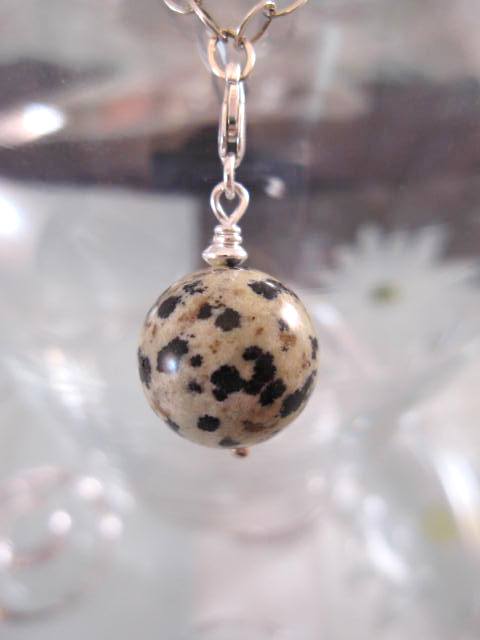 Berlock med karbinlås - Pärla/Dalmatinerjaspis/XL