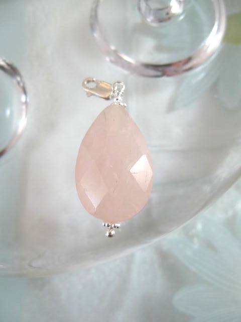 Berlock med karbinlås - Droppe/Rosenkvarts/Fasett