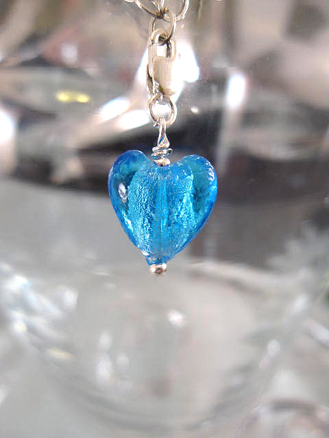 Berlock med karbinlås - Glashjärta/Litet/Blå