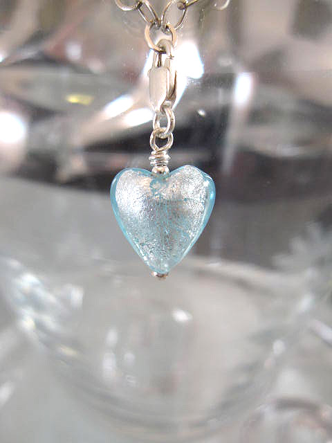 Berlock med karbinlås - Glashjärta/Litet/Ljusblå