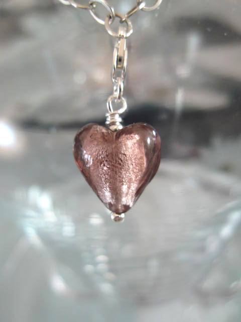 Berlock med karbinlås - Glashjärta/Litet/Marsala/Lila