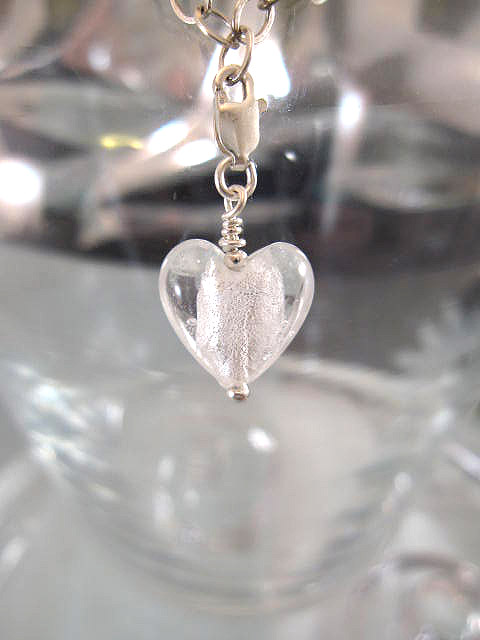 Berlock med karbinlås - Glashjärta/Litet/Vit