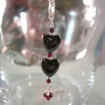 Berlock med karbinlås - Hematithjärtan/Granat/Fasett