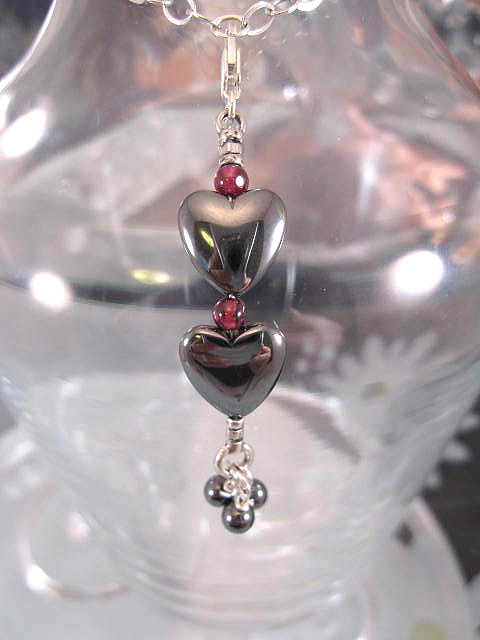 Berlock med karbinlås - Hematithjärtan/Granat/Hängsmycke