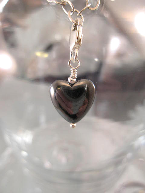 Berlock med karbinlås - Hjärta/Hematit