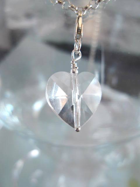 Berlock med karbinlås - Glashjärta/Fasett/Vit