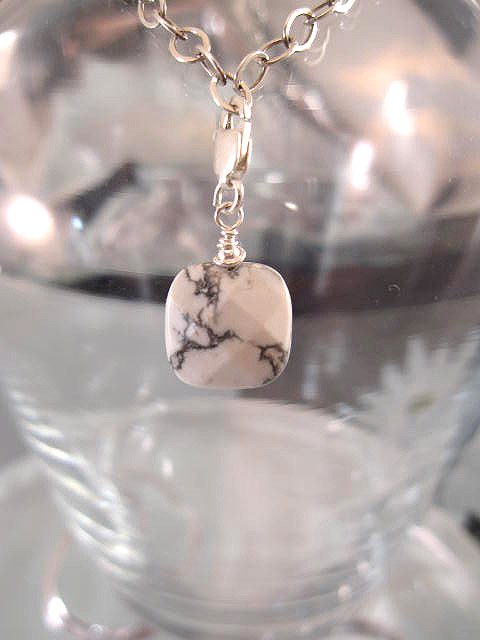 Berlock med karbinlås - Kant/Fasett/Howlit/Vit