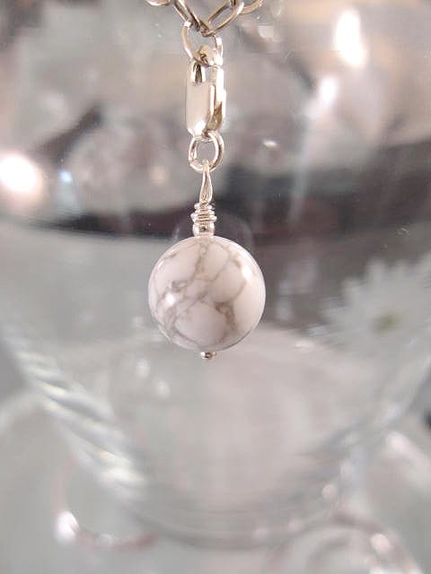 Berlock med karbinlås - Pärla/Howlit/Vit