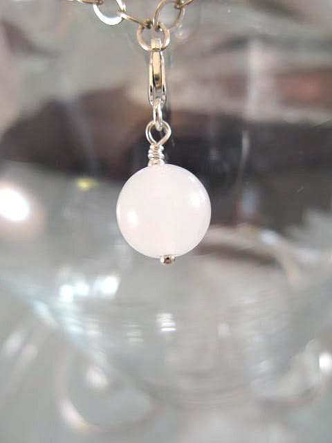 Berlock med karbinlås - Pärla/Jade/Vit