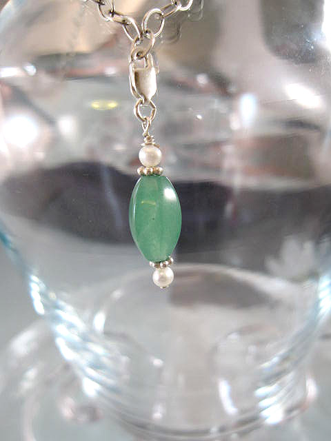 Berlock med karbinlås - Kant/Jade/Sötvattenspärlor/Grön/Vit