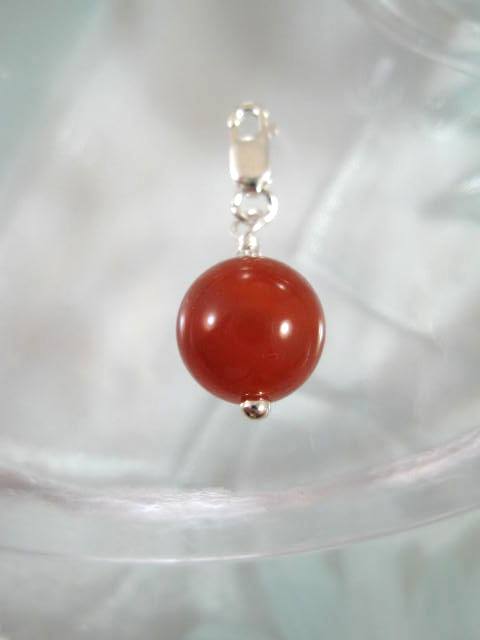 Berlock med karbinlås - Pärla/Karneol