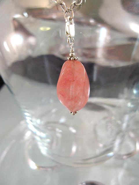 Berlock med karbinlås - Vriden/Körsbärskvarts