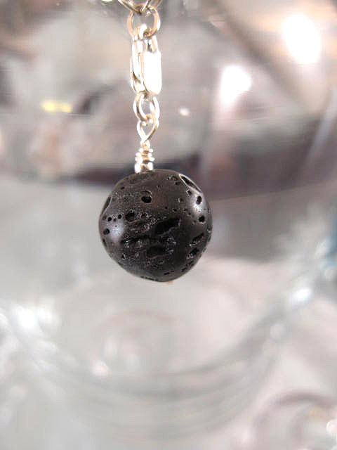 Berlock med karbinlås - Pärla/Lavasten