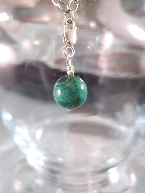 Berlock med karbinlås - Pärla/Malakit