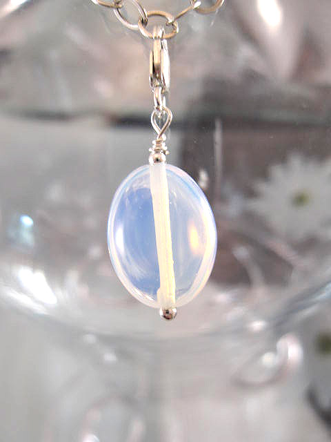 Berlock med karbinlås - Oval/Opalit/Ljusblå