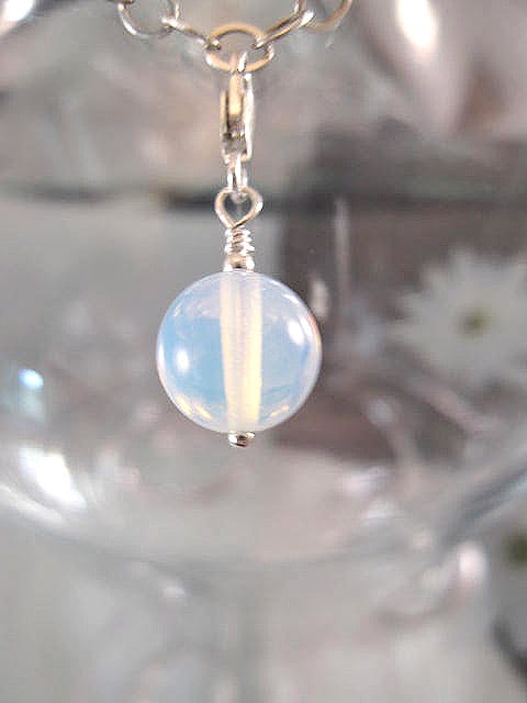 Berlock med karbinlås - Pärla/Opalit/Ljusblå