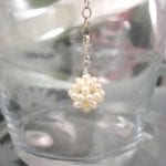 Berlock med karbinlås - Pärla/Sötvattenspärlor/Boll/Vit