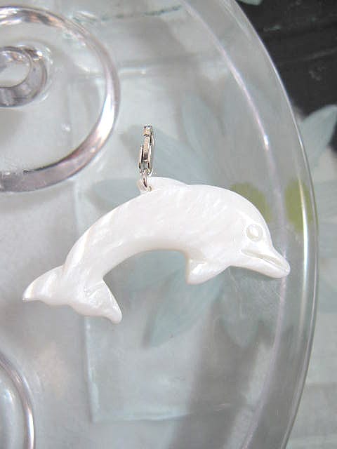 Berlock med karbinlås - Djur/Delfin/Pärlemor/Vit/XL