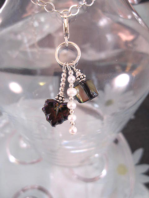 Berlock med karbinlås - Hängsmycke/Glaslöv, Snäckskal