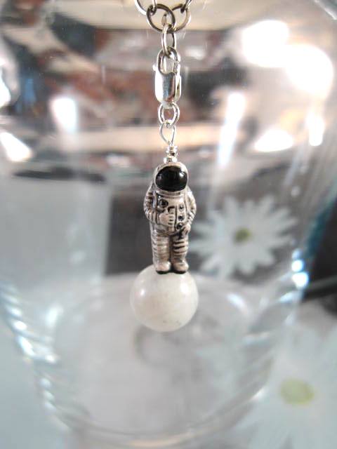 Berlock med karbinlås - Porslinsastronaut/Månsten/3D/Juni