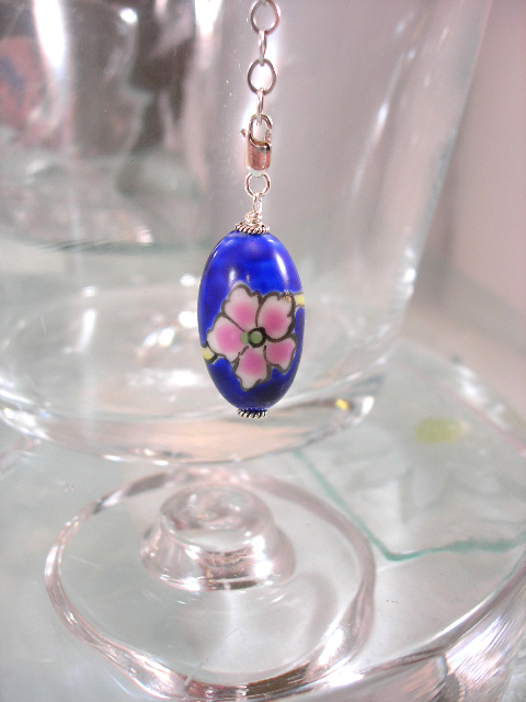 Berlock med karbinlås - Porslinsägg/Koboltblå