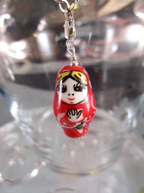 Berlock med karbinlås - Porslinsdocka/Babushka/Röd