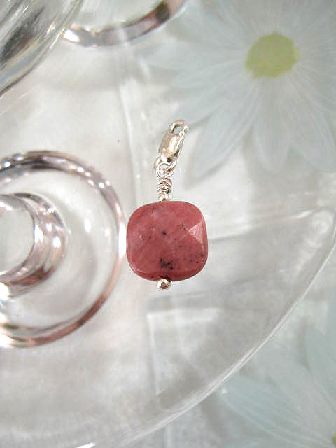 Berlock med karbinlås - Kant/Fasett/Rodonit