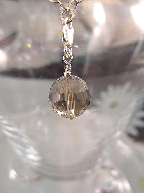 Berlock med karbinlås - Pärla/Röktopas/Fasett