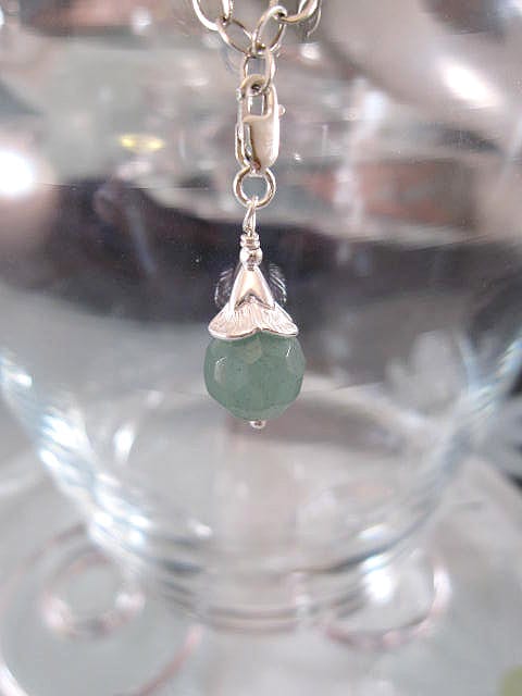 Berlock med karbinlås - Pärla/Smaragd/Fasett