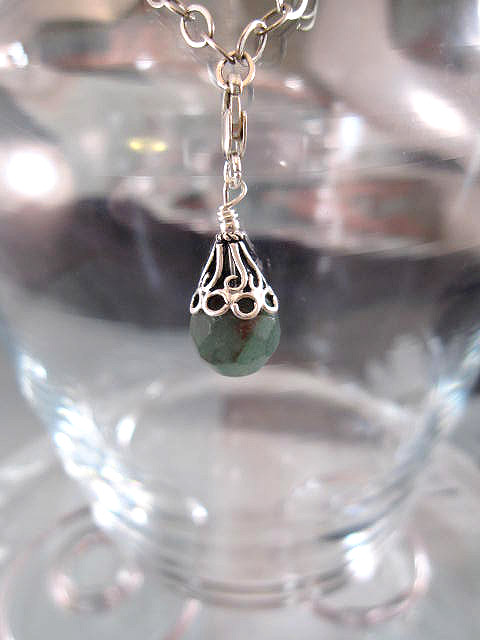 Berlock med karbinlås - Pärla/Smaragd/Fasett/Filigran