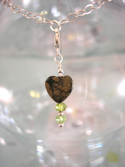 Berlock med karbinlås - Hjärta/Pyrit/Peridot