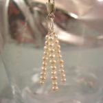 Berlock med karbinlås - Tofs/Sötvattenspärlor