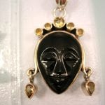 Citrin smycke med snidat ansikte i ben - Snidad/Oval