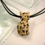 Dalmatinerjaspis katt på läderremmar