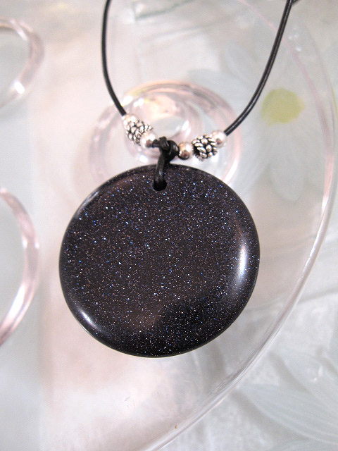 Guldsten hängsmycke på svart läderrem halsband - Marinblå/Långt